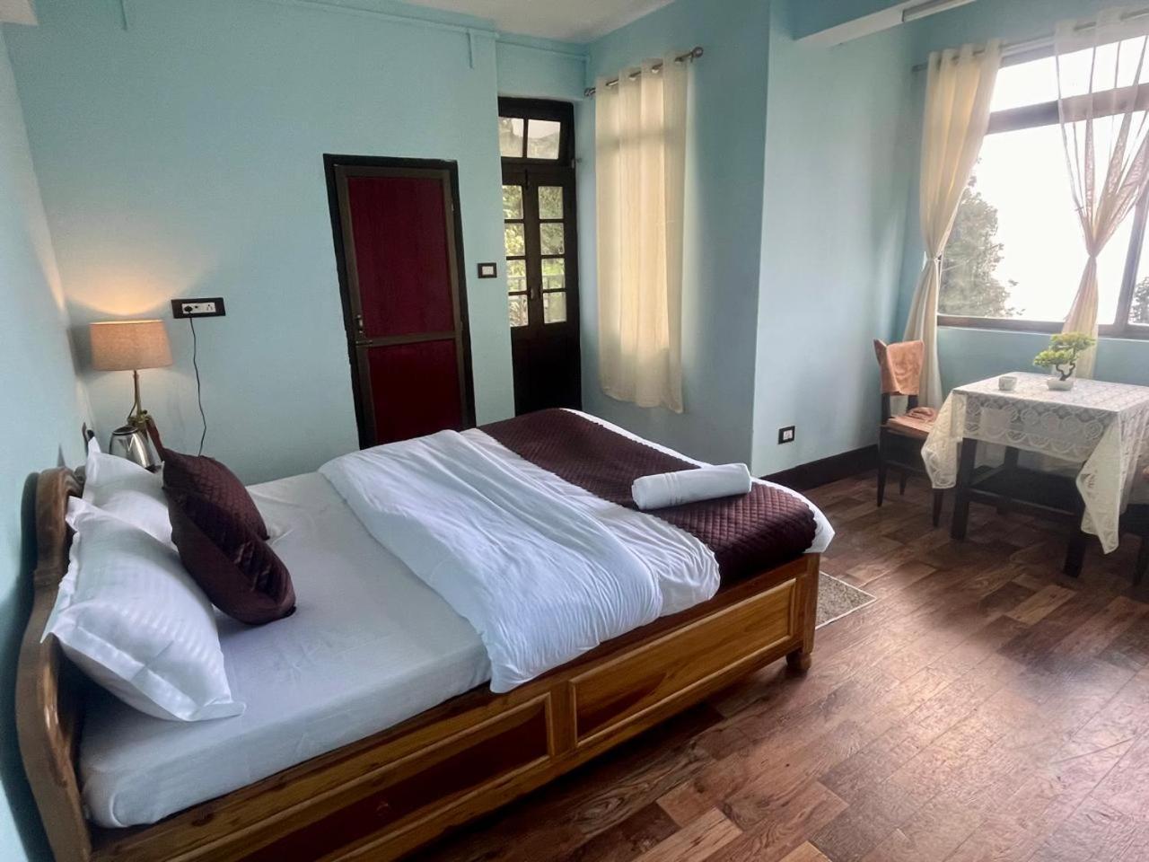 דרג'ילינג Forest Lodge - 80 Mts From Mall Road מראה חיצוני תמונה